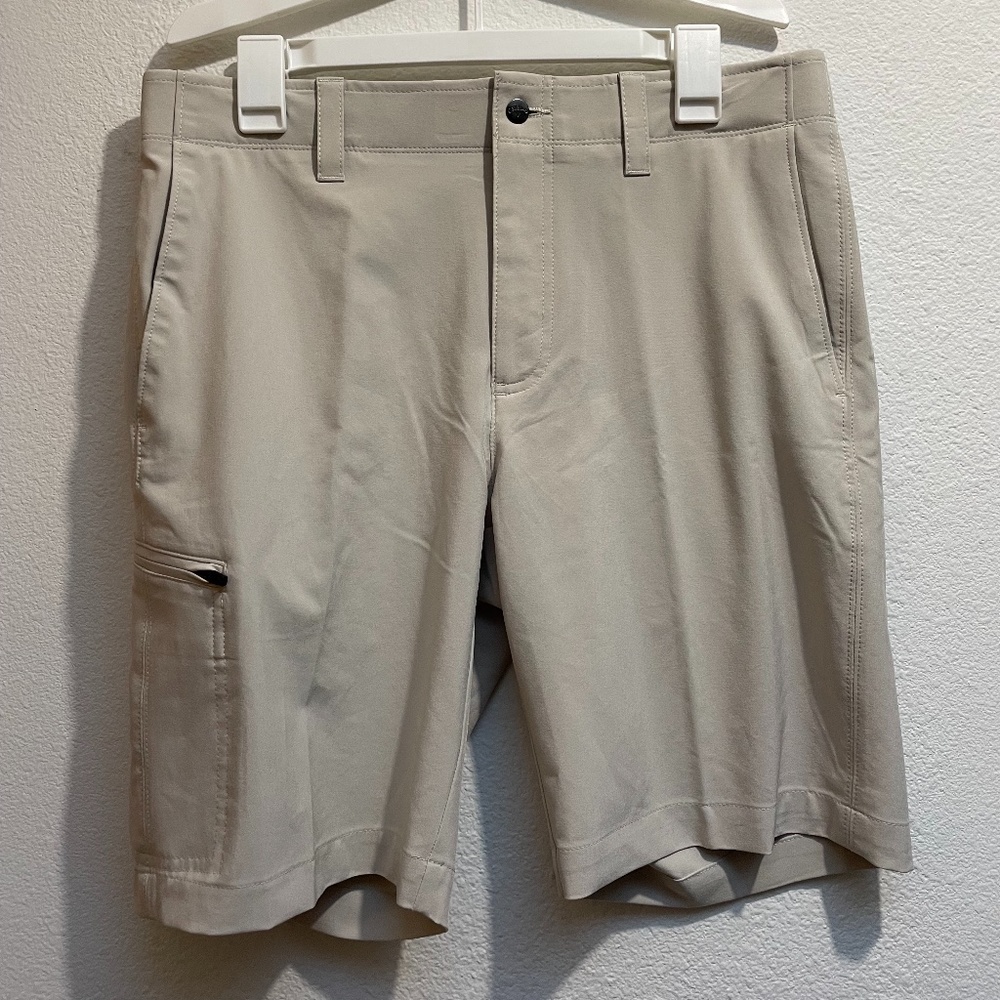 Men’s Callaway Golf Shorts with Zipper Side Pocket Size 32 9inch inseam Beige